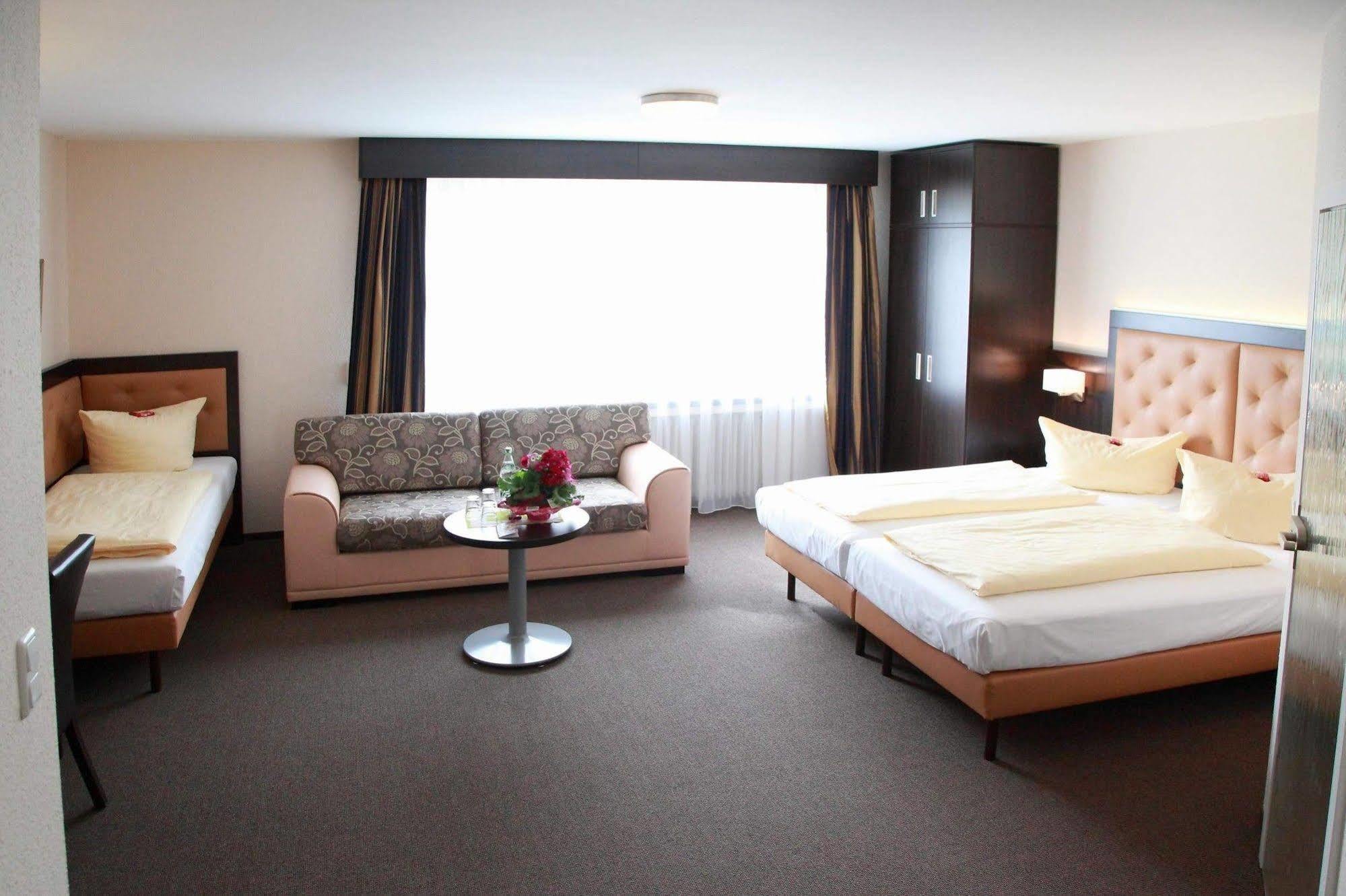 Hotel Zur Heidebluete Hambuhren Exterior photo